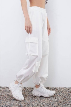 Quzen Beyaz Kargo Cep Pantolon – Minimal ve Fonksiyonel Tasarım