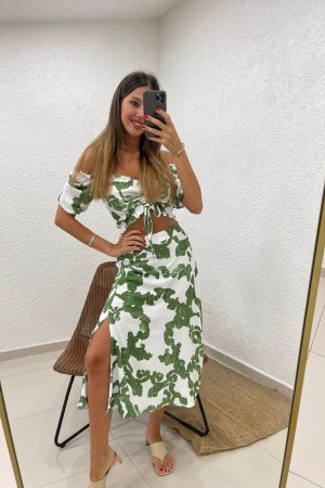 Doğanın Taze Esintisi: Yeşil Bürümcük Yırtmaçlı Etek ve Crop Kombini