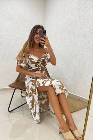 Kahve Tonlarının Asaleti: Bürümcük Yırtmaçlı Etek ve Crop Kombini