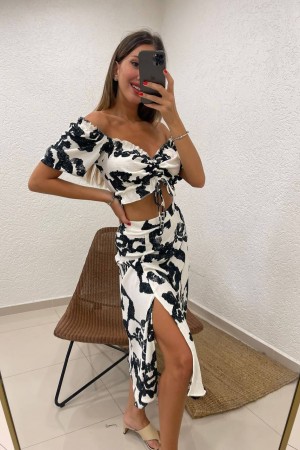 Zarif Siyah Dokunuş: Bürümcük Yırtmaçlı Etek ve Crop Kombini